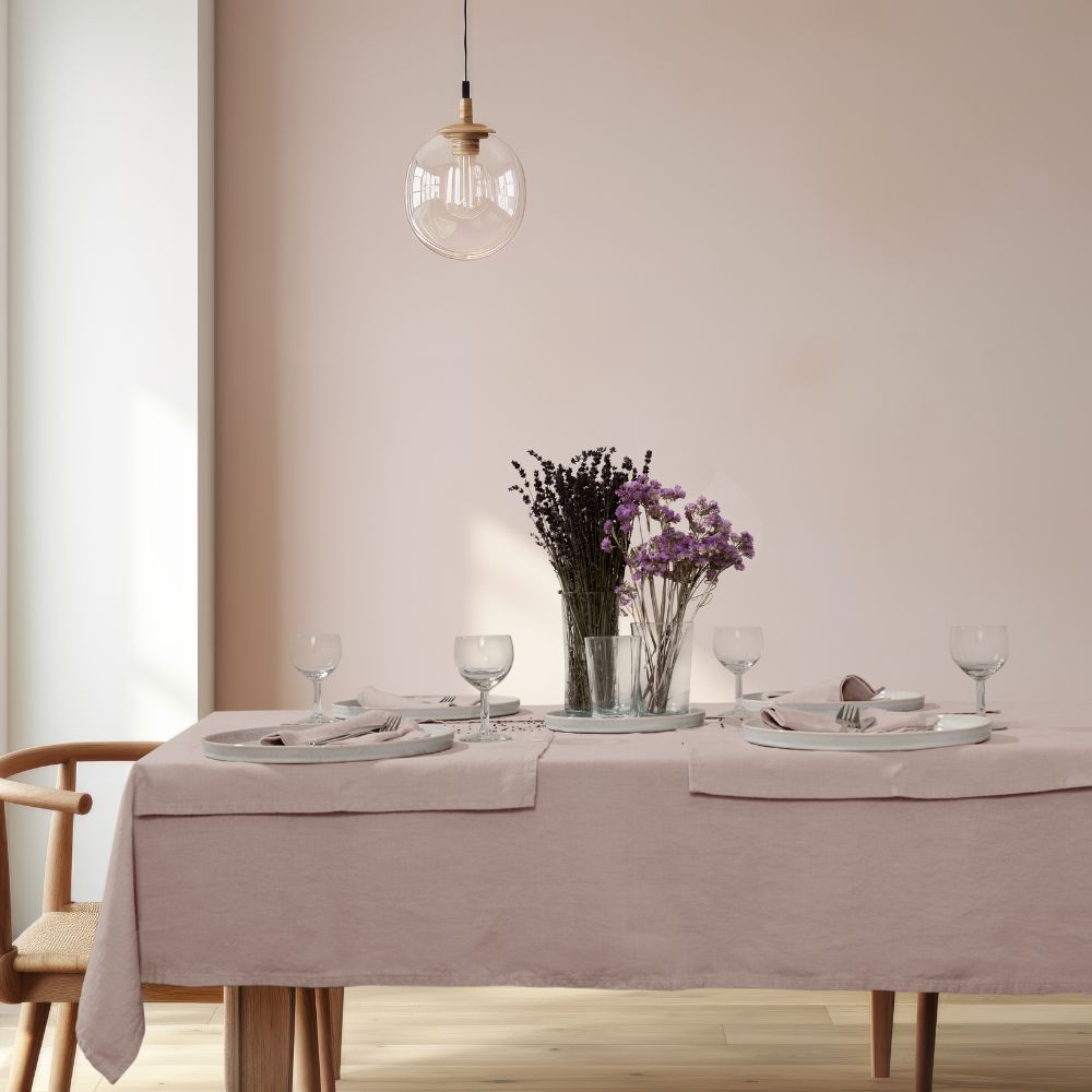 Gedeckter Esstisch mit Leinen-Tischdecke in Taupe, Tellern, Servietten und Trockenblumen
