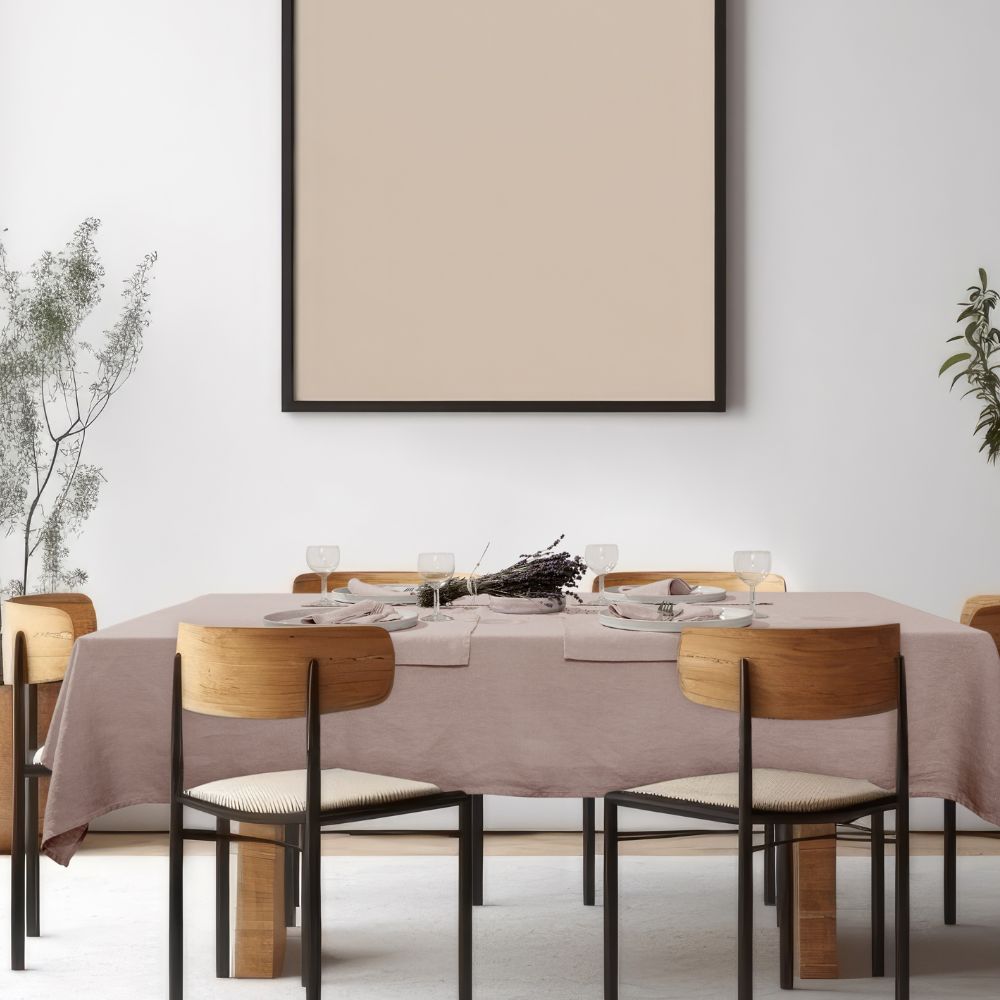 Esszimmer mit gedecktem Tisch, Leinen-Tischdecke und Leinen-Platzsets in Taupe – Platzsets oder Tischdecke kombiniert