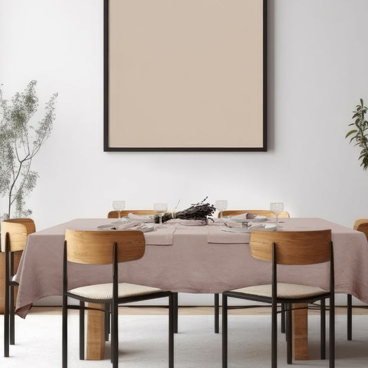 Leinen-Tischläufer in Taupe auf Tischdecke am Esstisch mit Holzstühlen und Lavendel